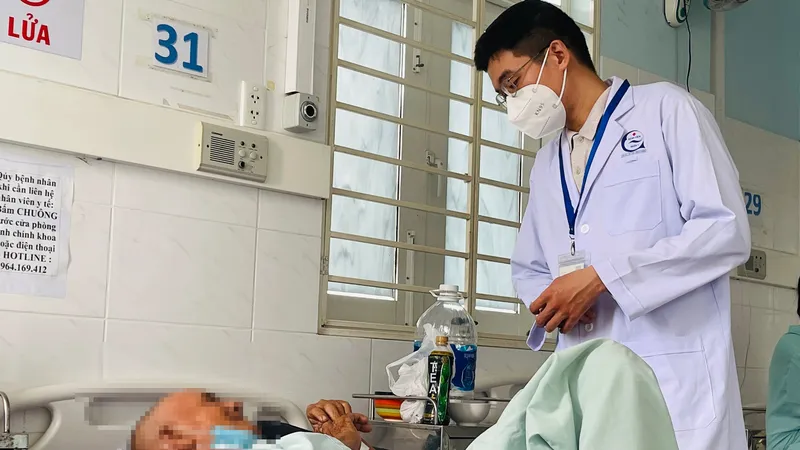 Bệnh nhân T.H.T. được bác sĩ thăm khám, theo dõi sau phẫu thuật