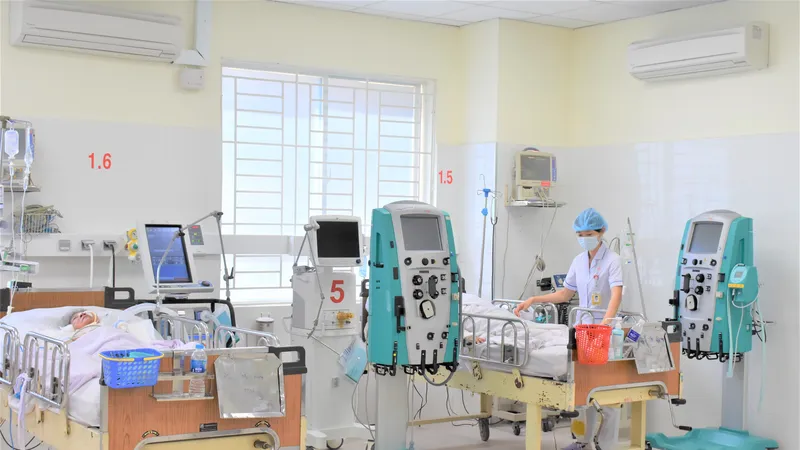 Điều dưỡng khoa Hồi sức cấp cứu-chống độc chăm sóc cho bệnh nhân nặng