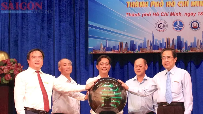 Lãnh đạo Sở LĐTB-XH TPHCM và hiệu trưởng 4 hội đồng thi cũng nhấn nút khai mạc hội giảng. Ảnh: QUANG HUY