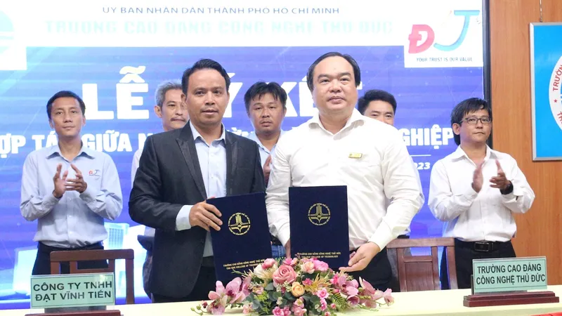 TDC tiếp nhận tài trợ trang thiết bị thực hành trên 1 tỷ đồng