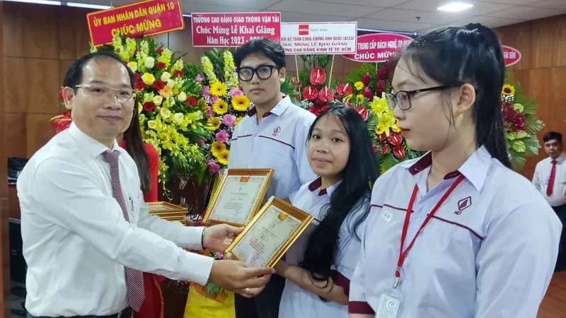ThS Trần Văn Tú, Hiệu trưởng HCE trao tặng giấy khen cho các bạn tân sinh viên khoá 19 là thủ khoa đầu vào của các ngành học