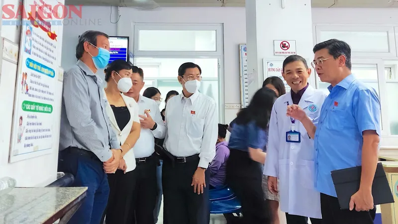 Phó Chủ tịch HĐND TPHCM Nguyễn Văn Dũng (áo xanh) cùng các thành viên Đoàn giám sát thực tế tại Bệnh viện quận 4