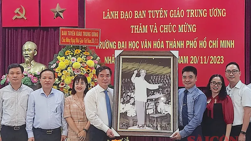 Đồng chí Phan Xuân Thuỷ trao tặng hình Bác Hồ cho đại diện Trường Đại học Văn hoá TPHCM