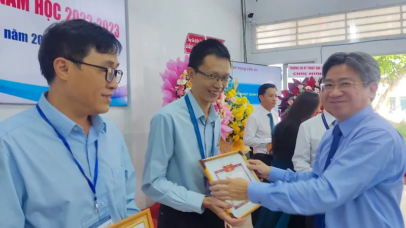 Ông Nguyễn Võ Xuân Kỳ, Phó Chủ tịch UBND quận 5 trao giấy khen cho 2 giáo viên đoạt thành tích xuất sắc trong năm học 2022-2023