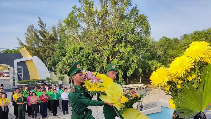 Đoàn dâng hương, dâng hoa các anh hùng liệt sĩ tại nghĩa trang Rừng Sác. Ảnh: QUANG HUY