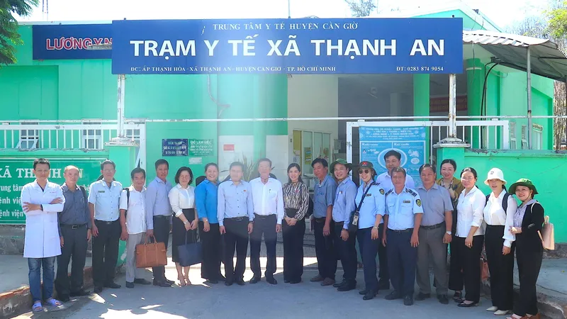 Thành viên đoàn giám sát Ban Văn hóa – Xã hội HĐND TPHCM và lãnh đạo huyện Cần Giờ tại trạm y tế xã đảo Thạnh An. Ảnh: QUANG HUY