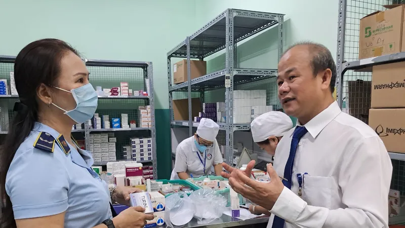 TS-BS Nguyễn Hữu Lân, Giám đốc Bệnh viện Phạm Ngọc Thạch giới thiệu với thành viên đoàn giám sát về quy trình cấp, phát thuốc cho người bệnh. Ảnh: QUANG HUY