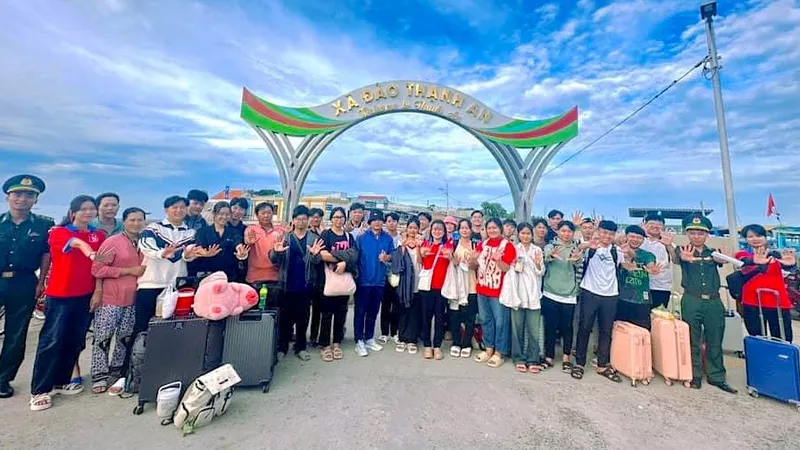 24 học sinh của xã đảo Thạnh An, Cần Giờ trước giờ vào đất liền tham dự kỳ thi tốt nghiệp THPT 2024. Ảnh: QUANg HUY