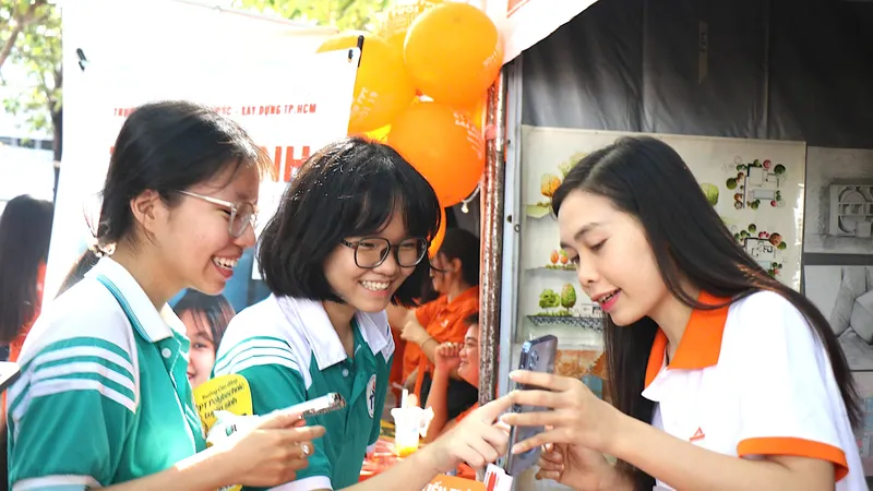 Học sinh bậc THPT trên địa bàn quận 12 được tư vấn phân luồng, hướng nghiệp tại ngày hội. Ảnh: TẤN VŨ