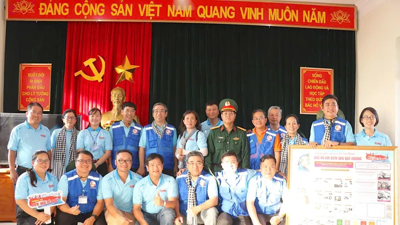 Đồng chí Nguyễn Phước Lộc cùng các đại biểu trao tặng "Không gian văn hoá Hồ Chí Minh" đến cán bộ, chiến sĩ Trạm ra đa 600. Ảnh: QUANG HUY