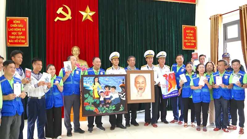 Đoàn trao tặng "Không gian văn hóa Hồ Chí Minh" cho cán bộ, chiến sĩ trạm ra đa 615. Ảnh: QUANG HUY