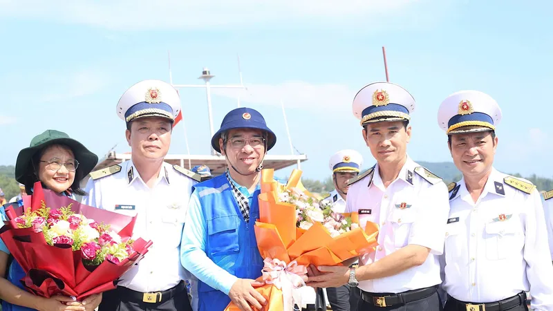 Đồng chí Nguyễn Phước Lộc nhận hoa chào đón Đoàn đại biểu từ Chuẩn Đô đốc Nguyễn Hữu Thoan, Chính ủy Vùng 5 Hải quân. Ảnh: QUANG HUY