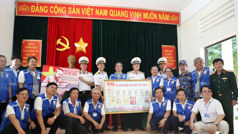 Đồng chí Nguyễn Phước Lộc cùng các đại biểu trao tặng "Không gian văn hoá Hồ Chí Minh" đến cán bộ, chiến sĩ Trạm rađa 6. Ảnh: QUANG HUY