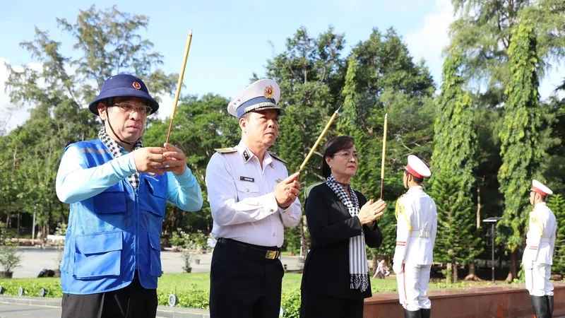 Đồng chí Nguyễn Phước Lộc cùng các đại biểu dâng hương các anh hùng, liệt sĩ tại Nghĩa trang Hàng Dương. Ảnh: QUANG HUY