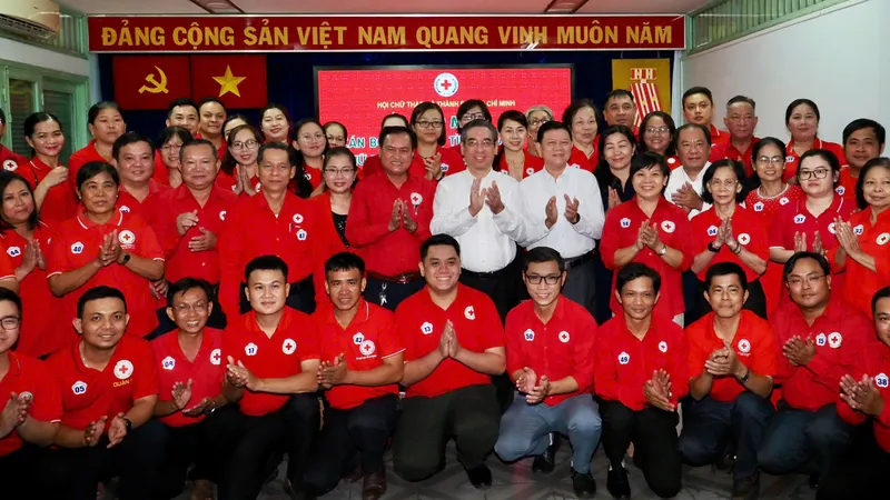 Đồng chí Nguyễn Phước Lộc thăm chúc tết cơ sở y tế và Hội Chữ thập đỏ