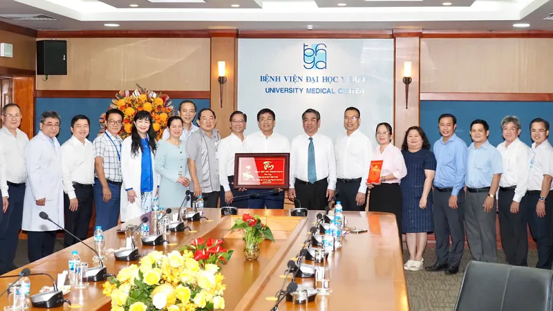 Đồng chí Nguyễn Phước Lộc thăm, tặng quà tới đội ngũ thầy thuốc Bệnh viện Đại học Y dược TPHCM. Ảnh: HOÀNG HÙNG