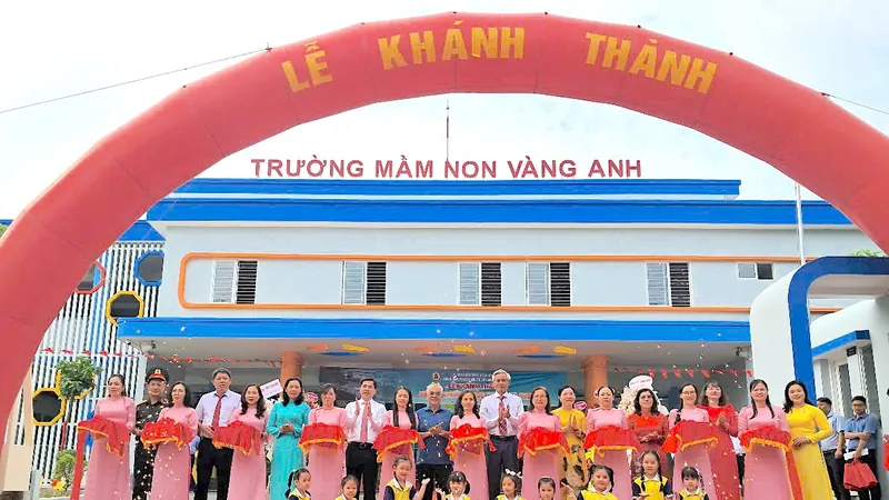 Lãnh đạo huyện Nhà Bè, chủ đầu tư, đơn vị thi công và đại diện Ban giám hiệu cơ sở 2 Trường Mầm non Vàng Anh cắt băng khánh thành ngôi trường mới. Ảnh: QUANG HUY
