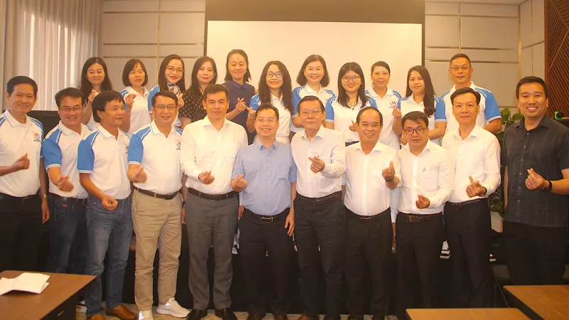  Các đại biểu tham dự chuyến hành trình về nguồn chụp hình lưu niệm tại toạ đàm. Ảnh: QUANG HUY