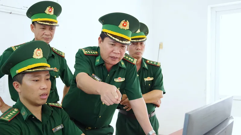 Đoàn công tác kiểm tra hệ thống giám sát tàu cá tại trạm kiểm soát biên phòng Lộc An, đồn Biên phòng Phước Hải (xã Phước Hải). Ảnh: VĂN DANH