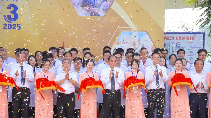 Các đại biểu cắt băng khai mạc ngày hội