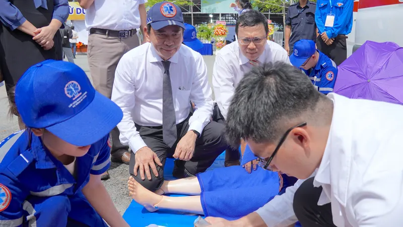 Nhân viên Trung tâm cấp cứu 115 TPHCM hướng dẫn cho y bác sĩ trẻ cách sơ cấp cứu. Ảnh: QUANG HUY