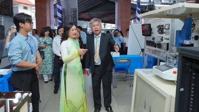 Thứ trưởng Bộ Công thương Phan Thị Thắng (áo dài) tham quan không gian triển lãm “Thành tựu đào tạo – Cao Thắng 119 năm”
