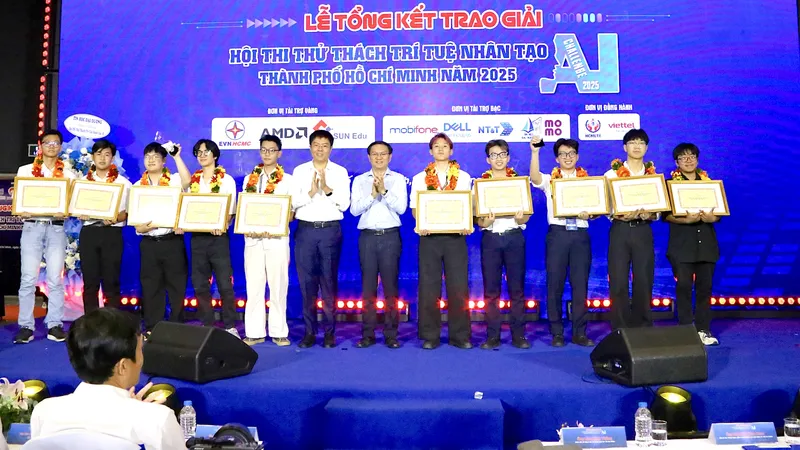 Giám đốc Sở KHCN TPHCM Lâm Đình Thắng (thứ 6 từ phải qua) trao biểu trưng và giấy khen cho các đội đoạt giải. Ảnh: QUANG HUY