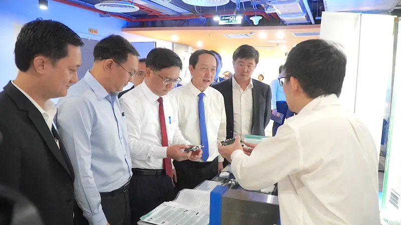 Lãnh đạo Trung ương và TPHCM tham quan mô hình sản xuất chip của doanh nghiệp, sáng 17-12. Ảnh: QUANG HUY