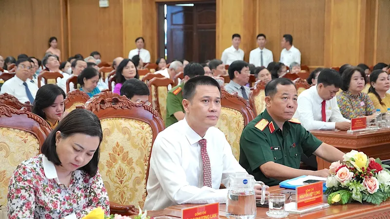 Thiếu tướng Vũ Văn Điền, Ủy viên Ban Thường vụ Thành ủy, Tư lệnh Bộ Tư lệnh TPHCM, Nguyễn Việt Long, Phó Trưởng Ban Tuyên giáo và Dân vận Thành ủy TPHCM (hàng đầu) tham dự hội nghị. ẢNH QUANG HUY