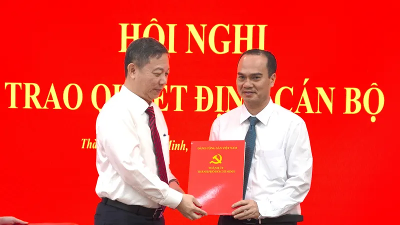 Đồng chí Dương Anh Đức, Uỷ viên Ban Thường vụ Thành uỷ, Trưởng Ban Tuyên giáo và Dân vận Thành uỷ TPHCM trao quyết định cho đồng chí Nguyễn Văn Tiện. ẢNH QUANG HUY