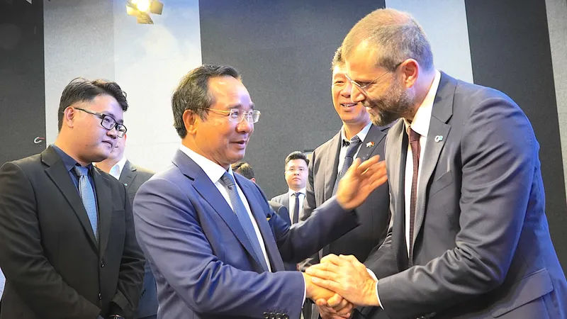 Chủ tịch UBND TPHCM Nguyễn Văn Được thăm hỏi, trao đổi cùng các đại biểu quốc tế. Ảnh: QUANG HUY