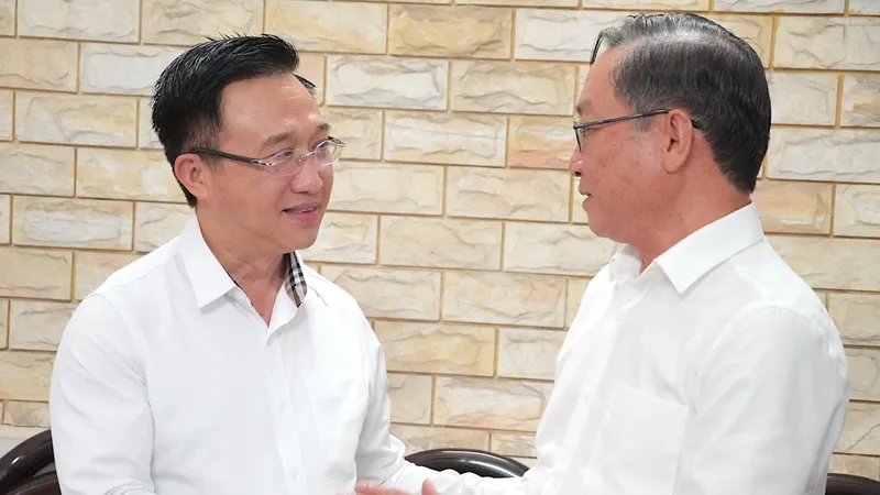 Đồng chí Đặng Minh Thông thăm GS-TS-BS Nguyễn Tấn Bỉnh. Ảnh: QUANG HUY
