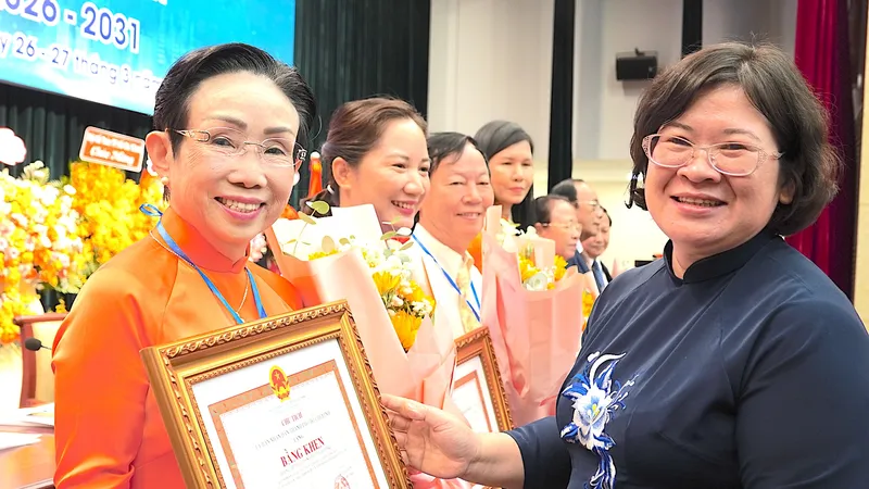 Đồng chí Văn Thị Bạch Tuyết trao bằng khen của UBND TPHCM cho các cá nhân và tổ chức thành viên của Liên hiệp hội. ẢNH QUANG HUY