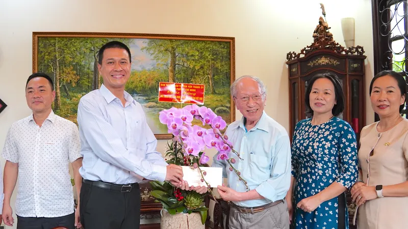 Đồng chí Nguyễn Việt Long, Phó Trưởng Ban Tuyên giáo và Dân vận Thành uỷ TPHCM trao quà tới GS.TS Đào Văn Lượng. ẢNH QUANG HUY