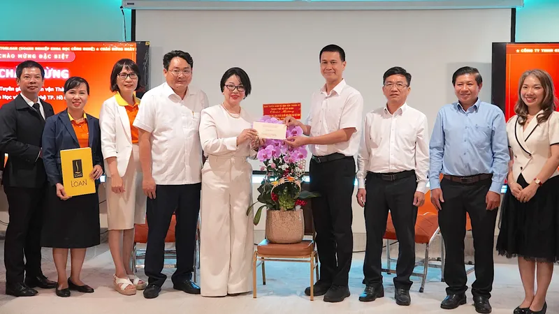 Đồng chí Nguyễn Việt Long (thứ 4 từ phải vào) trao quà của thành phố tới bác sĩ Phạm Thị Kim Loan. ẢNH QUANG HUY