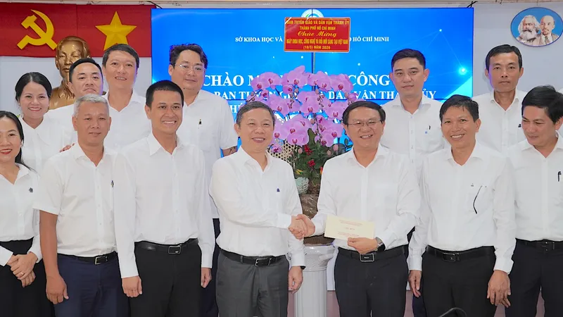 Đồng chí Dương Anh Đức (hàng đầu thứ tư từ trái vào) trao quà của ban tới ban giám đốc Sở KH-CN TP. ẢNH QUANG HUY