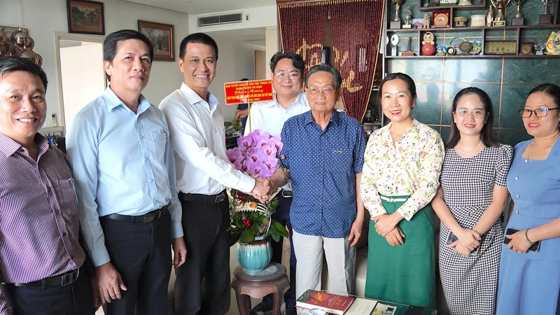 Đồng chí Nguyễn Việt Long thăm hỏi TS Trần Du Lịch. ẢNH QUANG HUY