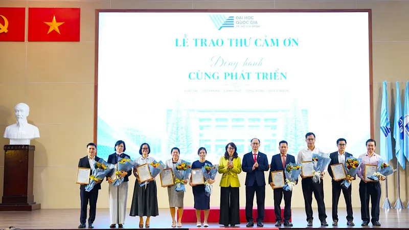 Ban giám đốc ĐHQG TPHCM tôn vinh các nhà khoa học tiêu biểu. ẢNH QUANG HUY