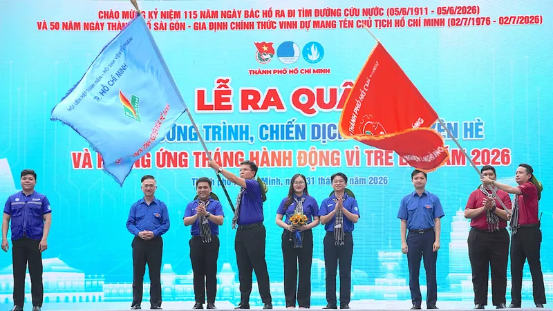 Đồng chí Đặng Minh Thông (thứ 2 từ trái vào) trao cờ xuất quân cho các đội tình nguyện. ẢNH QUANG HUY