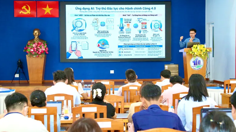 Chuyên gia đến từ Phòng thí nghiệm công nghệ phần mềm, Trường Đại học Khoa học Tự nhiên – ĐHQG TPHCM hướng dẫn tại lớp học. QUANG HUY
