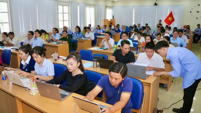 Cán bộ phường xã trên địa bàn TP tham dự lớp bồi dưỡng kiến thức cơ bản về AI. QUANG HUY