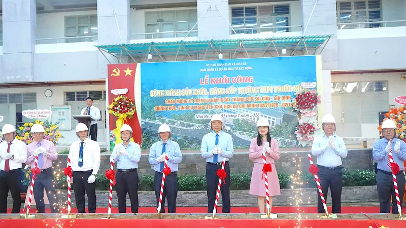Các đại biểu thực hiện nghi thức khởi công cải tạo Trường THPT Phước Kiểng. Ảnh: QUANG HUY