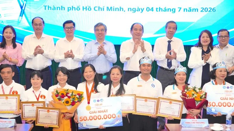 Đồng chí Nguyễn Phước Lộc và đại diện Sở Y tế TP trao giải cho các đội. QUANG HUY