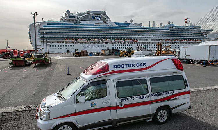 Xe cứu thương chờ bên ngoài tàu Diamond Princess tại Yokohama, Nhật Bản. Ảnh: Getty Iamges