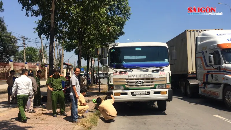 Va chạm với xe đầu kéo, người phụ nữ bị xe cán tử vong