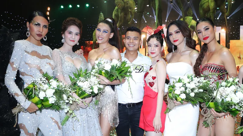 Dàn sao đình đám Phạm Hương, Hương Giang, Ngọc Trinh xuất hiện trong show thời trang "Into the dark"
