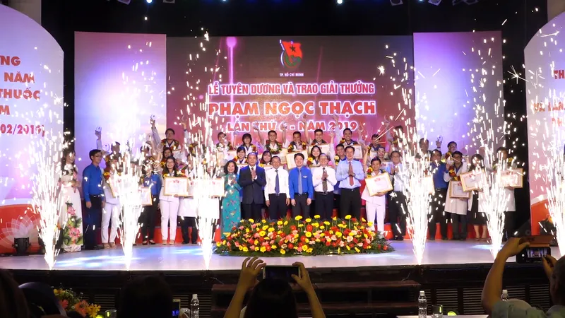 Vinh danh 37 gương Thầy thuốc trẻ nhận giải Phạm Ngọc Thạch 2019