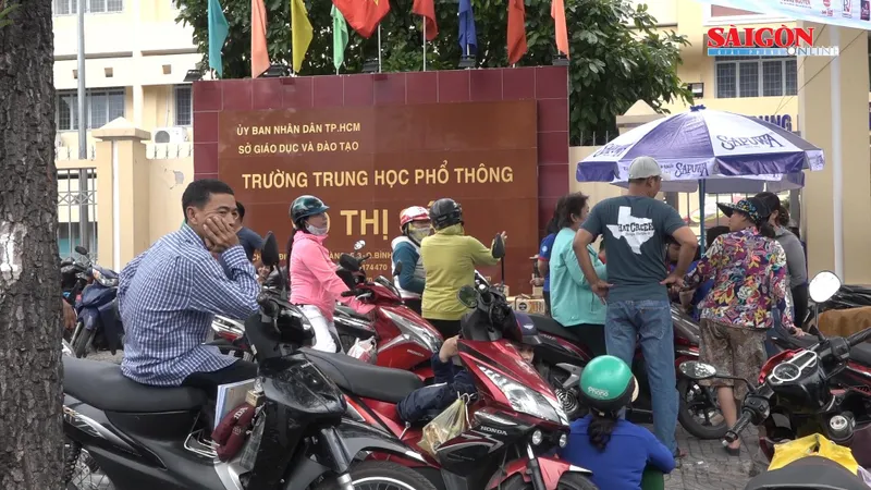 Ngoài cổng trường thi, luôn có ba và mẹ dõi theo con!