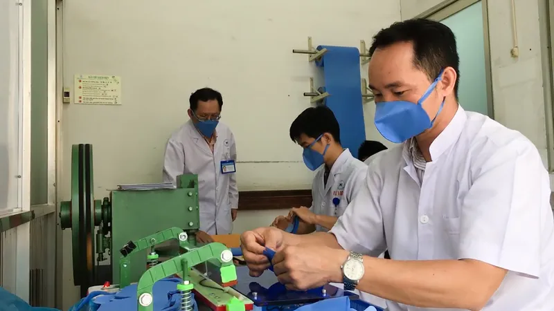 Bác sĩ BV Thống Nhất TPHCM tự sản xuất 3.000 khẩu trang kháng khuẩn mỗi ngày