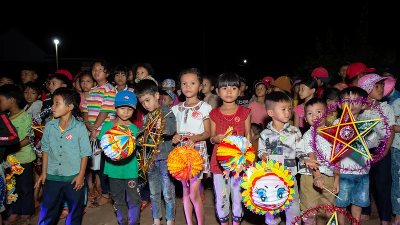 H’Hen Niê, Khánh Vân, Mâu Thuỷ, Lệ Hằng, Lê Thuý tổ chức vui tết trung thu cho trẻ em buôn làng